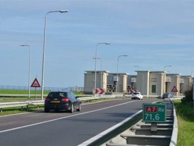 Auto's op de weg van de Afsluitdijk