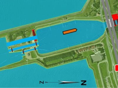 Dit is een plattegrond van de nieuwe Sluis van Kornwerderzand. Je ziet hier de ingang van de Sluis. Daar vaart een oranje boot. Over de sluis ligt de A7.