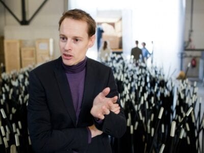 Portretfoto van Daan Roosegaarde. Ontwerper en ontwikkelaar van onder andere The Gates Of Lights