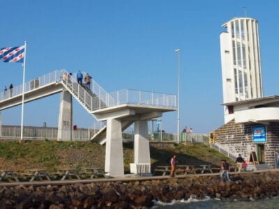Brug over de weg bij het monument