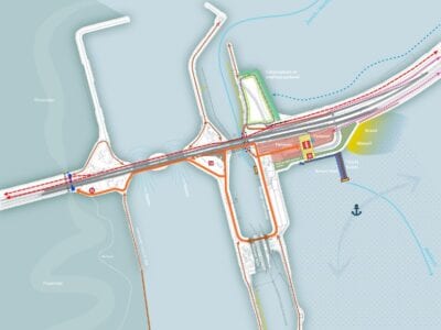 Kaartje (RT) van Kornwerderzand. Dit is een getekende kaart van Kornwerderzand. We zien de horizontale weg en verticale landstroken van de sluizen. Met kleur is aangegeven waar men kan parkeren, waar het strand is en de kampeerplaats.
