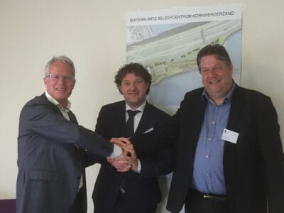 Kielstra, Kranendonk en op de Hoek ondertekenen het document over het beleefcentrum