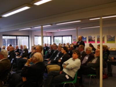 Stakeholdersbijeenkomst in het kantoor van DNA. Er zitten veel mensen gezamenlijk in een ruimte.