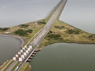 Nederland, Noord-Holland, Den Oever, september 2010, .De Afsluitdijk met onder in beeld de spuisluizen. Links de Waddenzee, rechts het IJsselmeer.