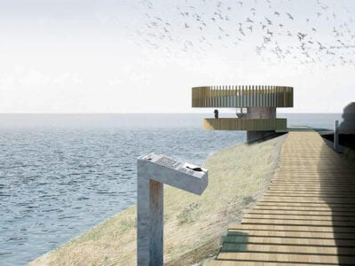 Ontwerp van het belevingspunt bij Den Oever. We kijken links uit over het water. Op het land, rechts, ligt een soort vlonder en loopt een persoon. Aan de vlonder staat een tekstbordje en in de verte zie je het belevingspunt. Dit zijn twee gele schijven boven elkaar.