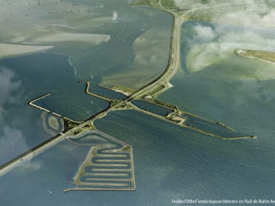 Impressie van de Vismigratierivier. Je ziet een getekende versie van de Afsluitdijk. In de Afsluitdijk is de Vismigratierivier getekend. Dit is een slingerende rivier, omlijnd met grondstroken. Aan de kant van de Waddenzee zie je een uitmondingshaven.
