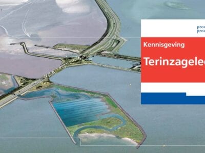 Op deze afbeelding zie je een impressie van de Vismigratierivier. Een lange, kronkelige rivier in het water van het IJsselmeer met een uitmonding in de Waddenzee. Er staat een tekstblok in met de tekst: Kennisgeving terinzagelegging