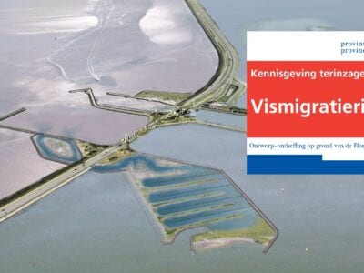 Op deze afbeelding zie je een impressie van de Vismigratierivier. Een lange, kronkelige rivier in het water van het IJsselmeer met een uitmonding in de Waddenzee. Er staat een tekstblok in met de tekst: Kennisgeving terinzagelegging Vismigratierivier. Ontwerp-ontheffing op grond an de Flora- en Faunawet