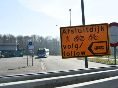 Het fietspad op de Afsluitdijk is gesloten. Fietsers kunnen gebruikmaken van de fietsbus. Dit staat op een geel bord bij de Afsluitdijk.