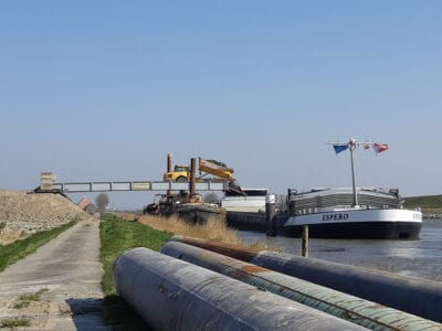 De bulten zand worden van depot Oostpoort ingeladen op schepen en vervoerd naar het IJsselmeer bij Kornwerderzand.