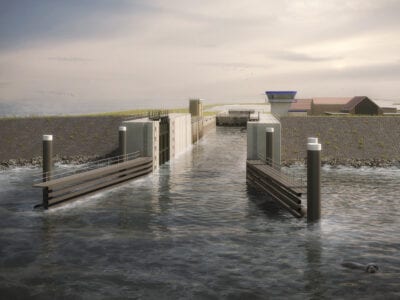 Op de afbeelding zie je een visuele weergave van de nieuwe keersluis bij Den Oever. Op de voorgrond zie je de toegang tot de sluis, links een uitkijktoren en enkele gebouwen met rode daken. Daarachter ligt de voorhaven.