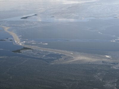 Luchtfoto van het IJsselmeer in de winter.