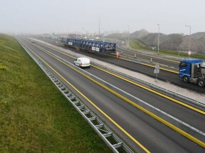 Op de foto zie je de A7, weg van de Afsluitdijk. Er rijdt een transportband van Levvel over de weg.