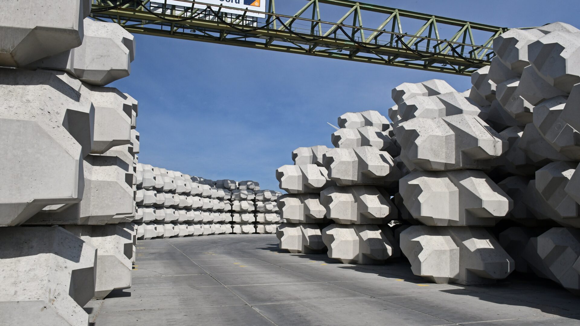 voorraad van levvel blocs op het terrein in Harlingen