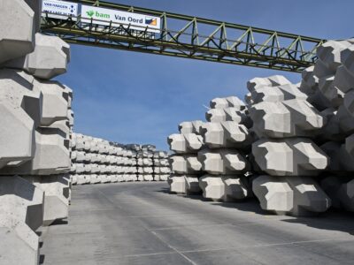 voorraad van levvel blocs op het terrein in Harlingen