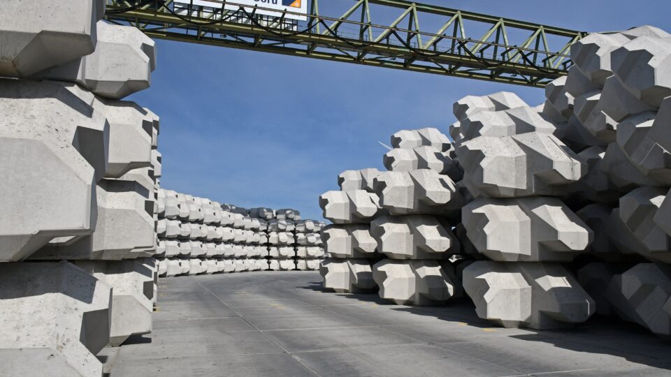 voorraad van levvel blocs op het terrein in Harlingen