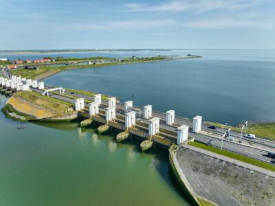 Panoramafoto van de spuisluizen bij Den Oever