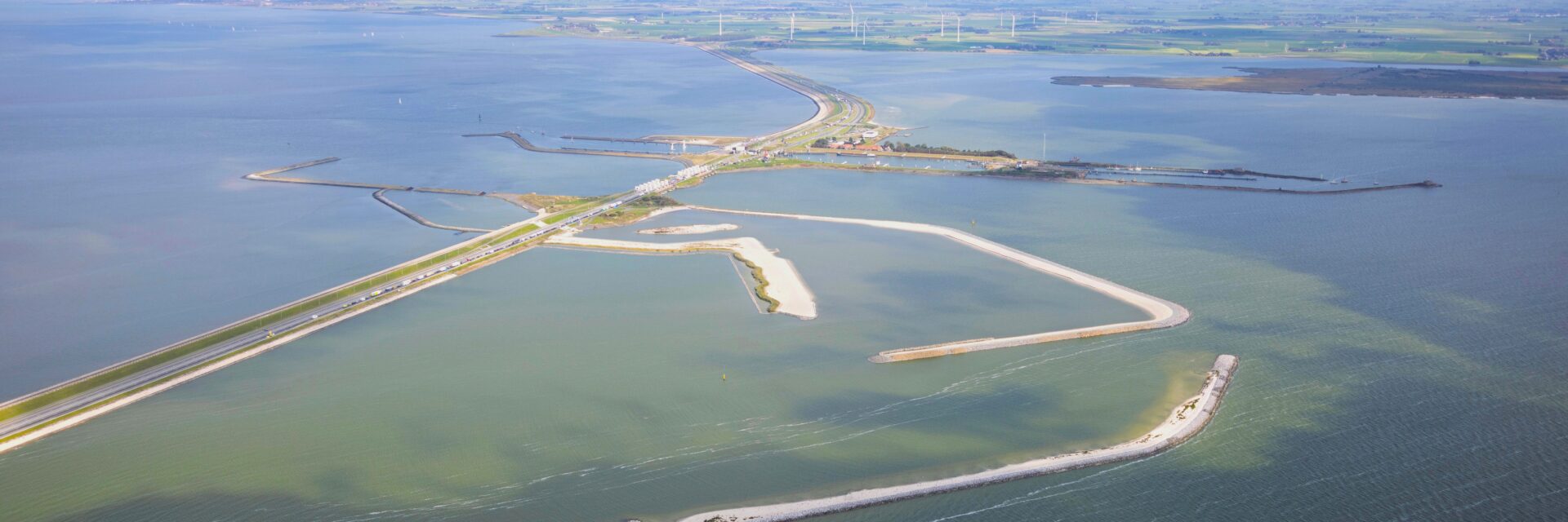 decoratieve afbeelding van de vismigratierivier vanuit de lucht