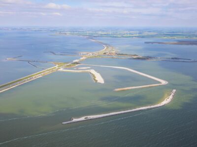 decoratieve afbeelding van de vismigratierivier vanuit de lucht