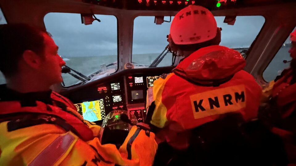 Achter het stuurwiel van de boot van KNRM.