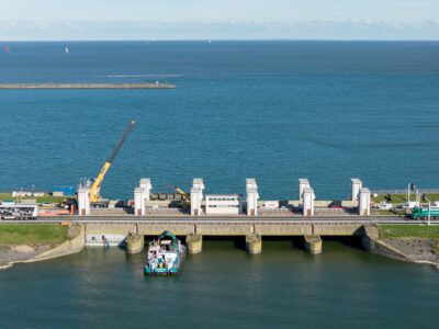 Spuisluizen op de afsluitdijk
