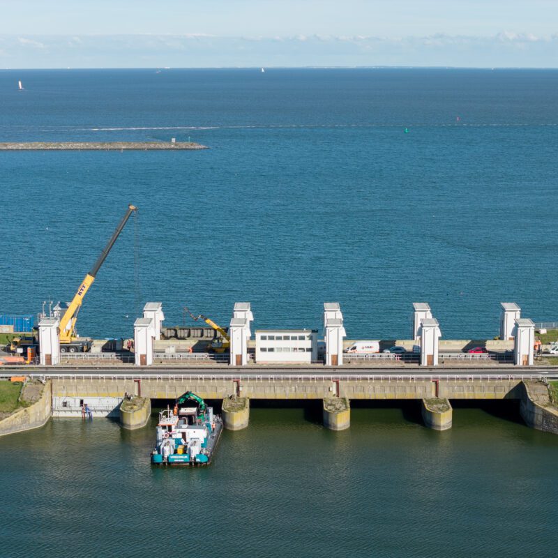Spuisluizen op de afsluitdijk