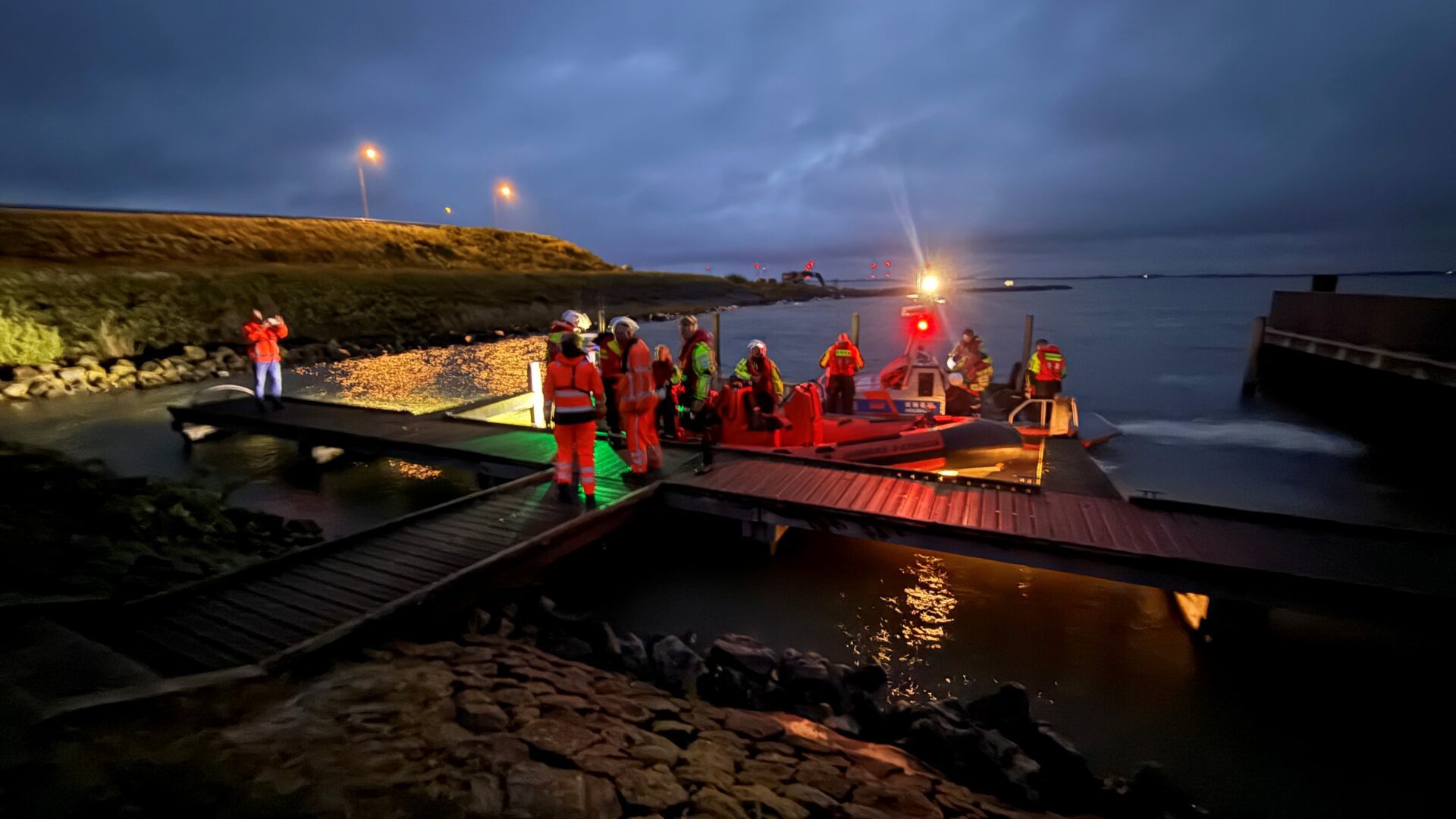 Een groep mensen staan klaar om het water op te gaan in de ochtend.