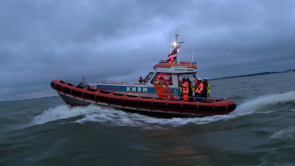 Boot van KNRM op het water.