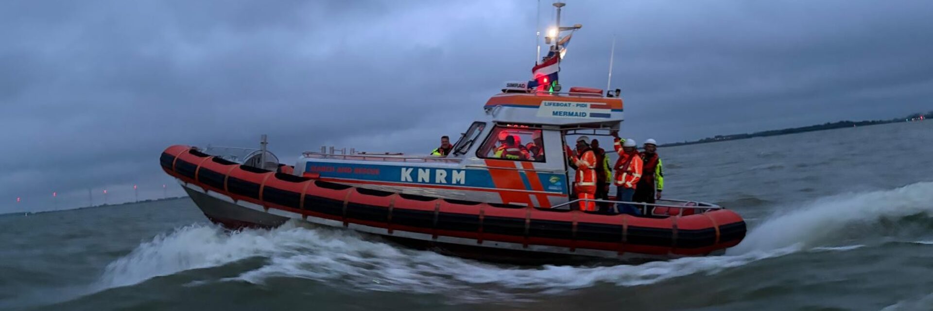 Boot van KNRM op het water