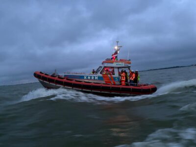 Boot van KNRM op het water