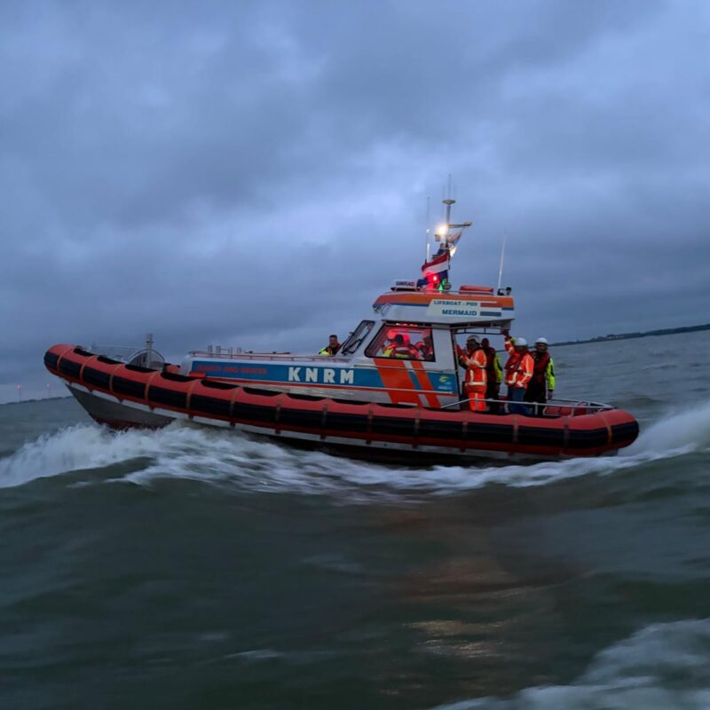 Boot van KNRM op het water